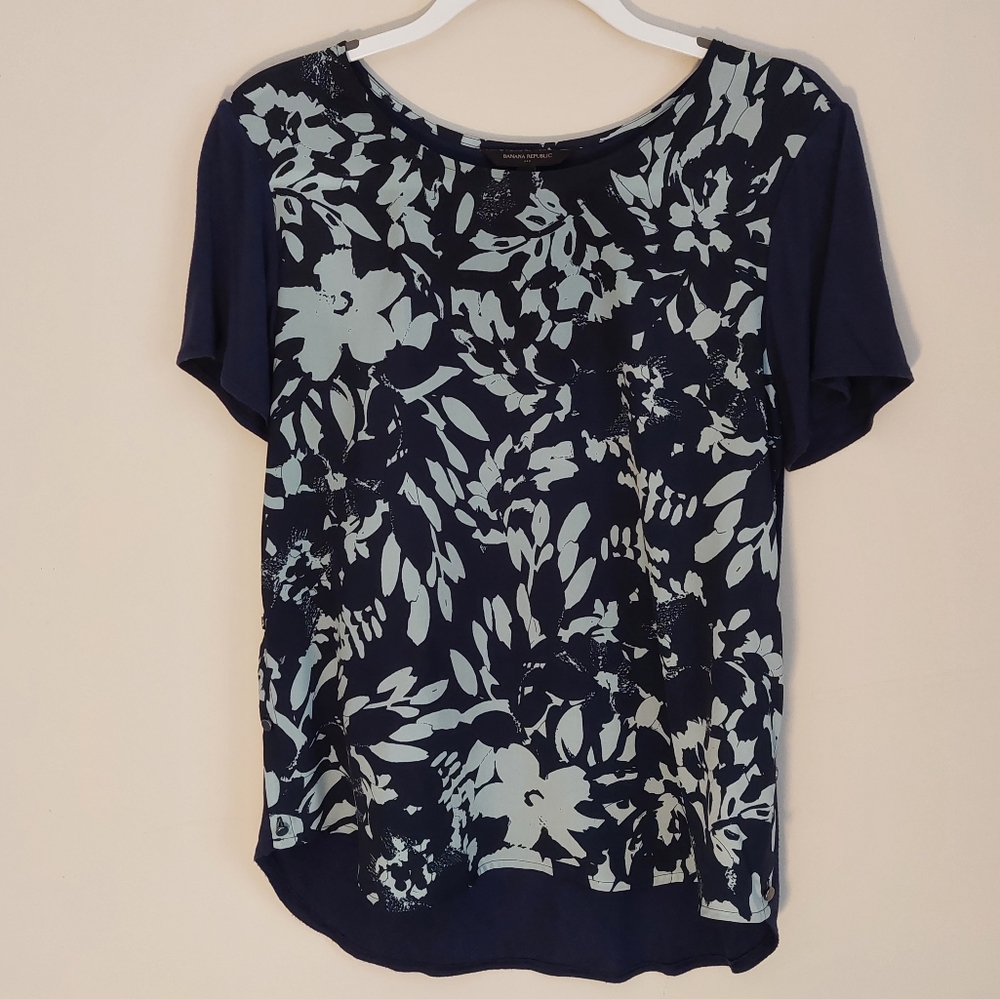 Banana Republic M blue floral short sleeve top